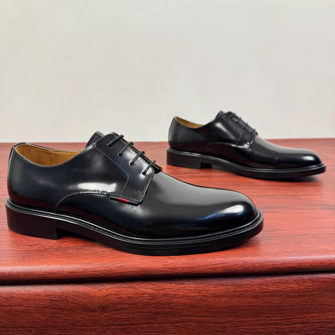 Batch 980 Gucci/Gucci new autumn men's lace-up derby shoes! Crafted from smooth, glossy cow leather, these lace-up shoes have an elegant and sophisticated silhouette that reflects the brand's classic elegance. European style last type Precisely cut upper from a whole piece of leather High-quality leather material with full texture Excellent gloss Excellent toughness, classic red and green webbing decoration Layered splicing design style, loose sneakers Native dyed calfskin lining Uniform and fine perforations, soft and comfortable Thickened leather outsole, composite rubber sole at the heel, excellent foot comfort, wear-resistant and non-slip, the first choice for light luxury, versatile for the foot, comes with a full set of packaging! Size: 39-40-41-42-43-44 leather shoe size (38.45.46 can be customized) Item number: 812142 Open edge beads